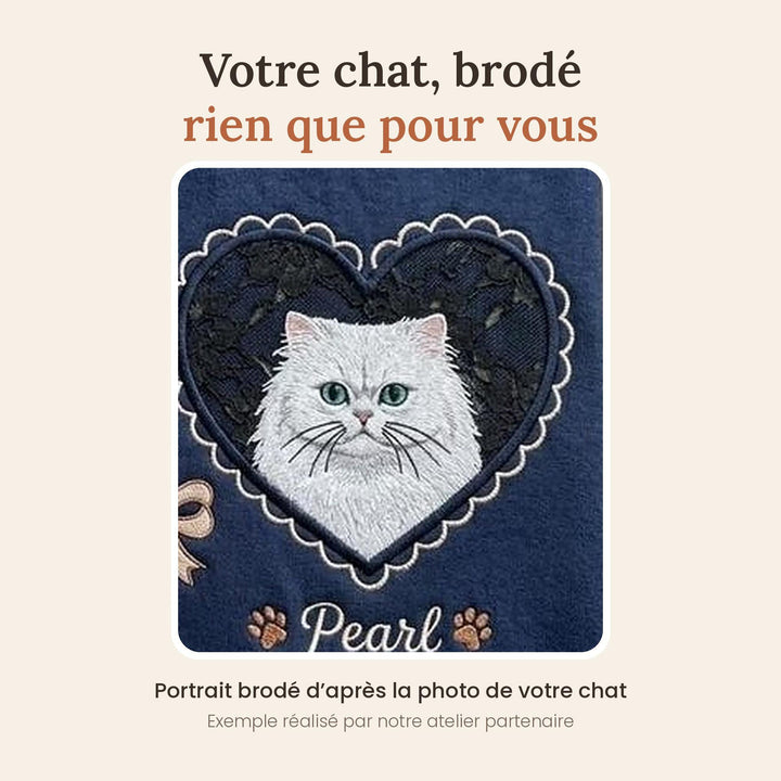 Sweat bleu marine brodé du portrait d’un chat blanc